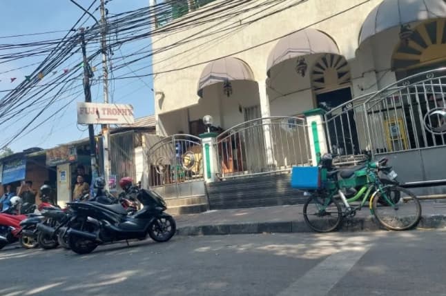 Camat Menteng Memastikan Gerobak Pedagang Nasi Uduk Korban Bentrokan Segera Diganti