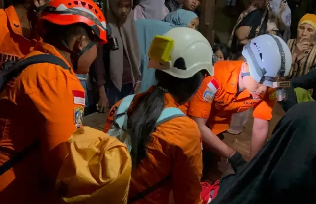 Tim SAR Mataram Berhasil Mengevakuasi Wisatawan yang Mengalami Patah Tulang di Air Terjun Lombok Barat