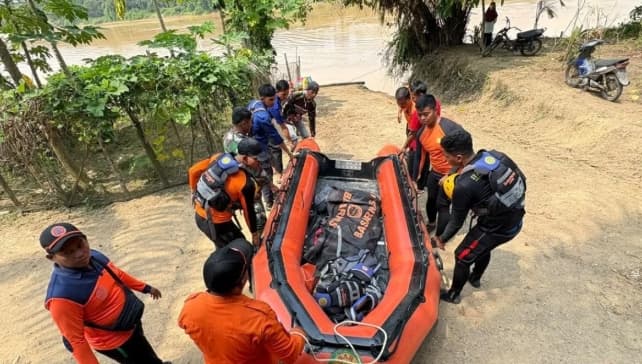 Tim Basarnas Jambi Mengevakuasi Korban Mobil Travel yang Terjun ke Sungai Batanghari