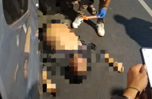 Polisi Mengevakuasi Sopir Taksi Daring yang Tergeletak di Kebayoran Baru, Diduga Meninggal karena Sakit