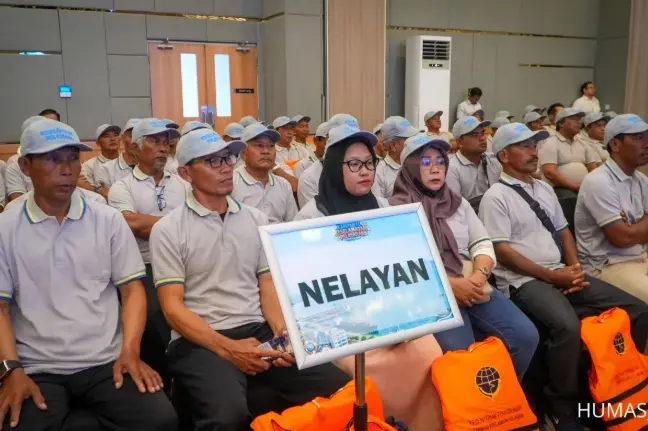 Kemenhub Gencarkan Kampanye Keselamatan Pelayaran di Cilacap, Ribuan Life Jacket Dibagikan untuk Nelayan