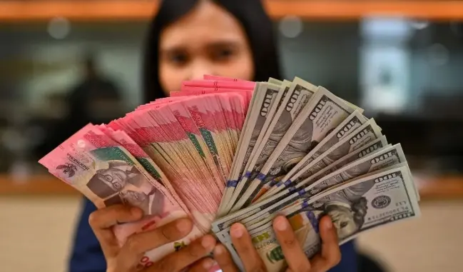 Rupiah Melemah ke Rp18.070 per Dolar AS di Tengah Sikap Hati-Hati Pasar terhadap Kebijakan BI