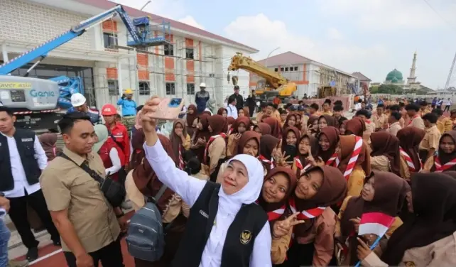 Khofifah Ungkap Pendamping PKH Datangi Keluarga Siswa Sekolah Rakyat hingga 10 Kali agar Kembali Bersekolah