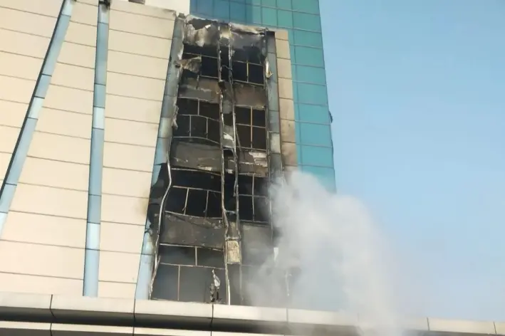 Damkar Kerahkan 75 Personel dan 12 Unit Mobil untuk Tangani Kebakaran Hotel Pullman Grogol