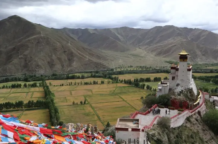 Istana Yumbulagang dan Danau Yamdrok Tawarkan Pesona Sejarah dari Ketinggian Dataran Tinggi Tibet