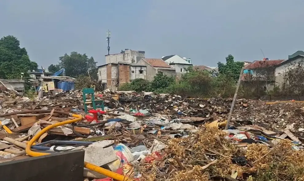 Petugas Gulkarmat Gugur Saat Memadamkan Kebakaran Lahan Sampah di Kramat Jati