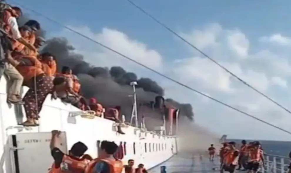 Sembilan Kapal Dikerahkan untuk Evakuasi Penumpang KMP Mutiara Sentosa 2 yang Terbakar di Sumenep