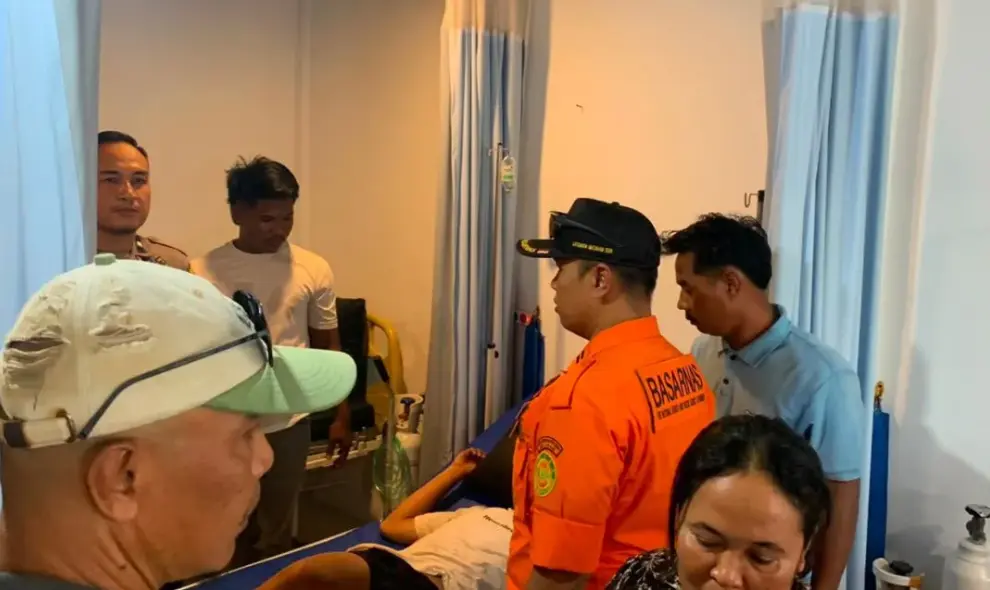 Wisatawan Tewas Terjatuh Saat Selfie di Pantai Semeti, Tim SAR Evakuasi Empat Korban di Lombok Tengah