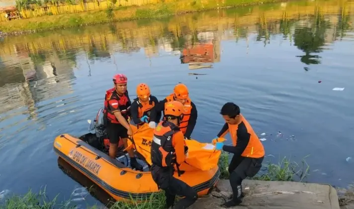 Tim SAR Menemukan Jasad Korban Tenggelam di Kali Banjir Kanal Barat Jakarta Barat