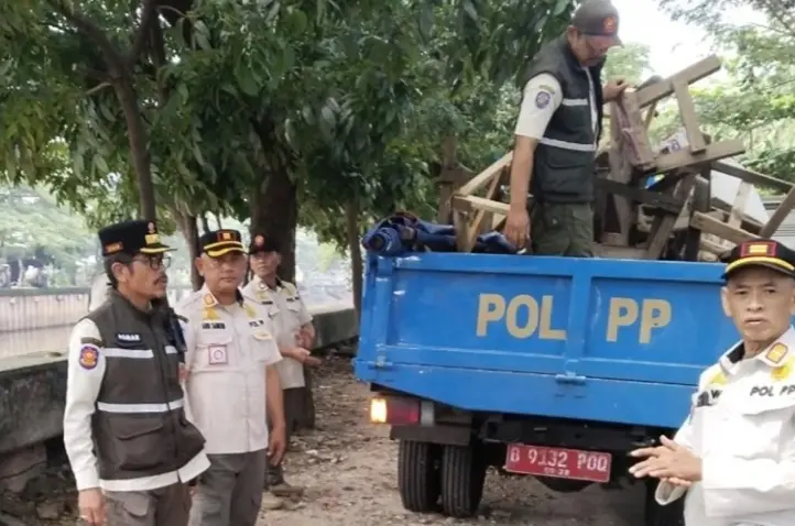 Petugas Gabungan Angkut Tujuh Lapak PKL Liar di Kembangan Jakarta Barat untuk Tertibkan Trotoar