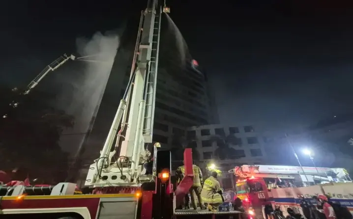 Damkar Mengerahkan Tiga Bronto Skylift untuk Padamkan Kebakaran Gedung Bapenda DKI