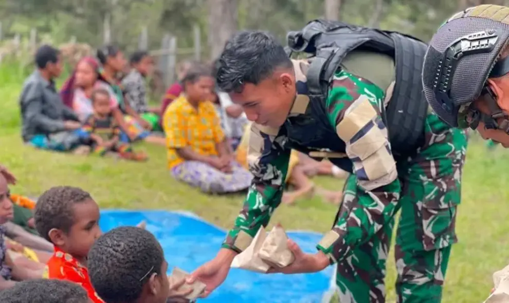 Satgas Yonif 511/DY Bagikan Makan Bergizi kepada 150 Warga Lanny Jaya untuk Perkuat Kedekatan dengan Masyarakat