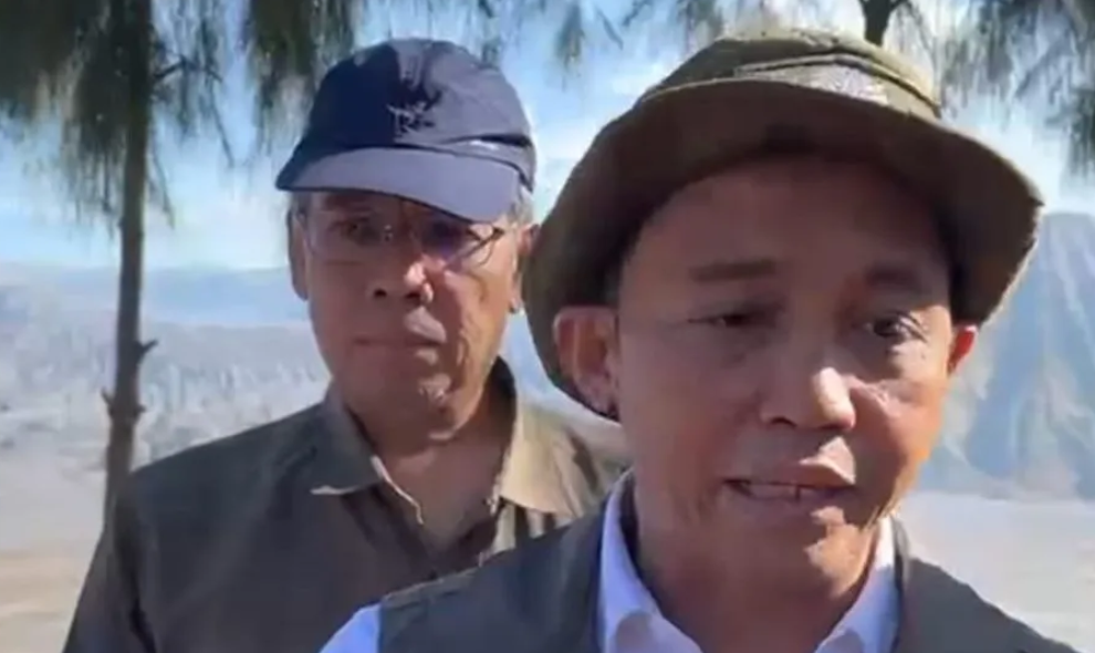 Menhut Optimalkan Tiga Helikopter untuk Padamkan Kebakaran di Lereng Gunung Bromo