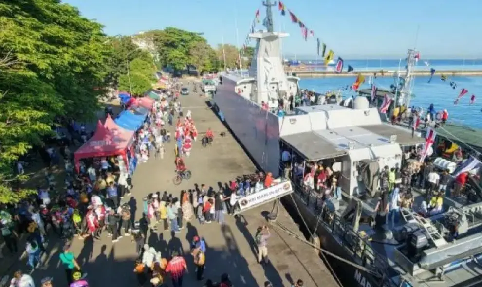 Ribuan Warga Makassar Padati Pangkalan TNI AL untuk Naik dan Melihat Kapal Perang
