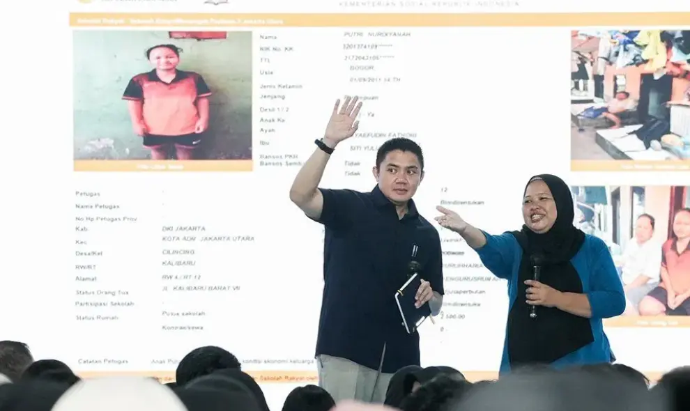 Orang Tua Siswa Sekolah Rakyat Menangis Haru di Hadapan Seskab Teddy, Titipkan Anak untuk Menggapai Masa Depan