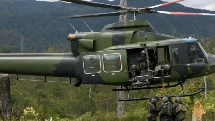 TNI Mengevakuasi Warga yang Tertinggal dari Wilayah Rawan OPM di Papua Tengah