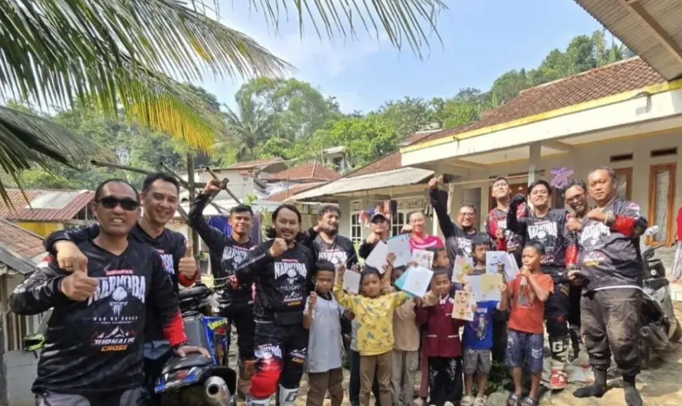 Jurnalis dan Polisi Terabas Hambalang, Kibarkan Merah Putih Sambil Bagikan Bantuan
