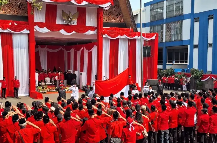 Megawati Memimpin Upacara HUT Ke-81 RI Bersama Kader PDIP di Lenteng Agung