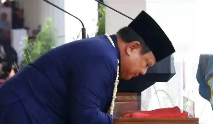 Prabowo Mencium Bendera Merah Putih sebelum Diserahkan kepada Paskibraka di Istana