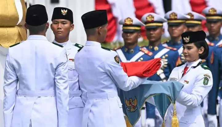 Celina Theo dari Kalimantan Barat Membawa Baki Bendera Merah Putih di Istana Merdeka