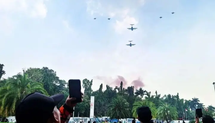 Atraksi Pesawat Tempur Memukau Warga di Monas saat Perayaan HUT Ke-81 RI