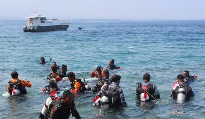 TNI AL dan Polairud Mengibarkan Merah Putih di Bawah Laut Teluk Palu pada HUT Ke-81 RI