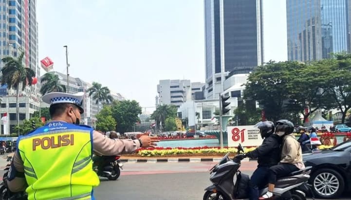 Jalan di Sekitar Monas Kembali Dibuka Usai Kirab Bendera Pusaka HUT Ke-81 RI