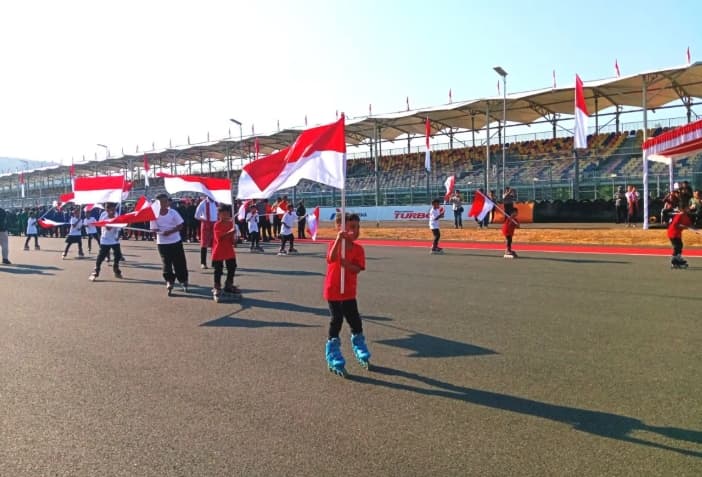 Ribuan Warga Merayakan HUT Ke-81 RI di Sirkuit Mandalika dengan Karnaval dan Atraksi Peresean