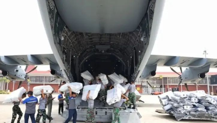 Menhan Sjafrie Salurkan 20 Ton Logistik untuk Percepat Penanganan Korban Gempa NTT