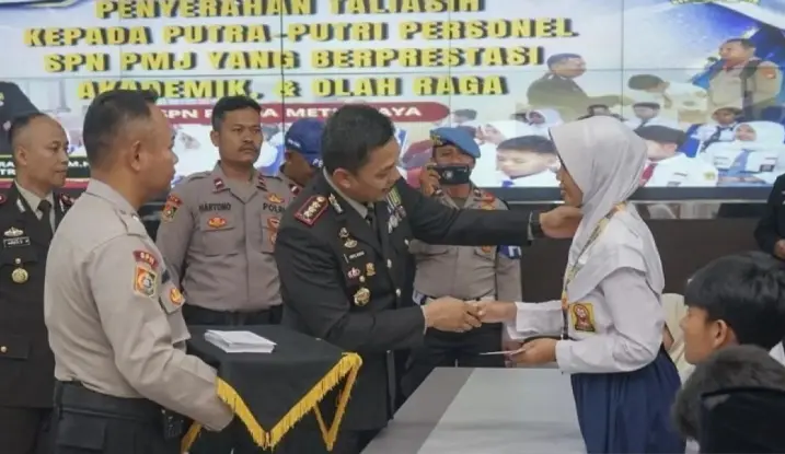 SPN Polda Metro Jaya Beri Bantuan Pendidikan kepada 33 Pelajar Berprestasi di Bogor