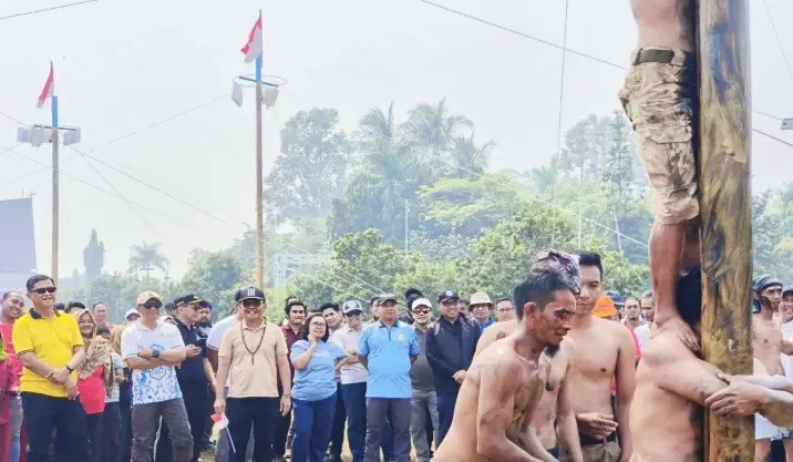 Pemprov Kalteng Semarakkan HUT ke-81 RI dengan Panjat Pinang hingga Tarik Tambang