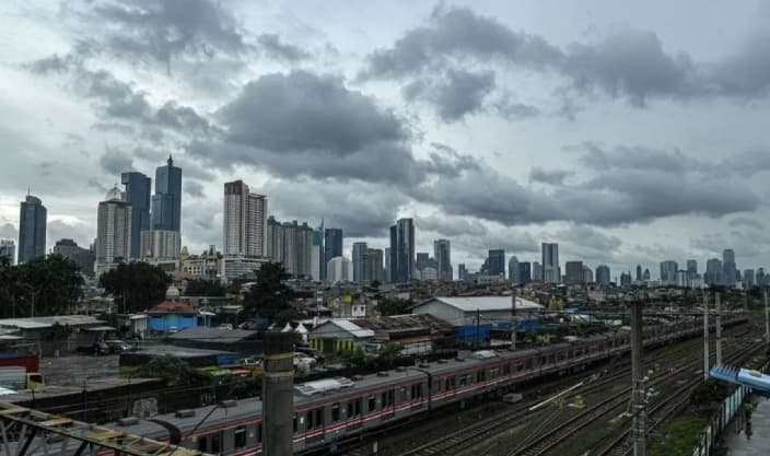 BMKG Memprediksi Awan Tebal Selimuti Jakarta Siang Ini, Hujan Mengguyur Sore hingga Malam