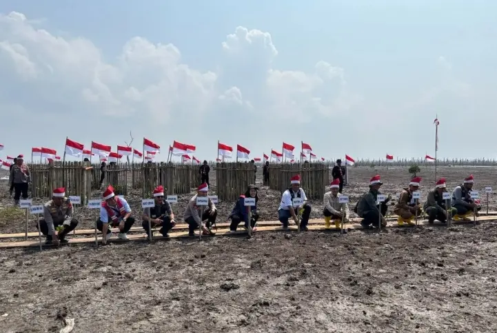 M4CR dan Polda Riau Tanam Mangrove untuk Pulihkan Pesisir Kuala Selat yang Terdampak Abrasi