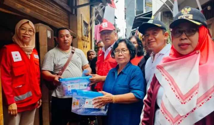 PMI Jakarta Timur Salurkan Bantuan untuk Penyintas Kebakaran yang Hanguskan Tiga Rumah di Matraman