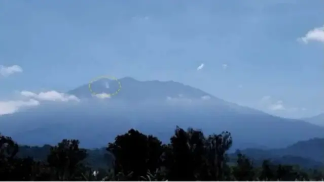 Badan Geologi Pastikan Kepulan Asap Gunung Raung Dipicu Kebakaran Lahan, Bukan Erupsi