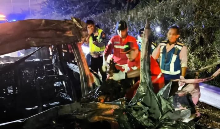 Mercedes-Benz Tabrak Truk Kontainer hingga Terbakar di Tol Jagorawi, Dua Orang Tewas