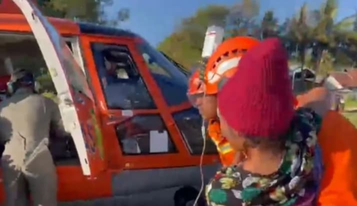 Basarnas Mengevakuasi Dua Lansia Korban Gempa NTT yang Luka Berat dengan Helikopter