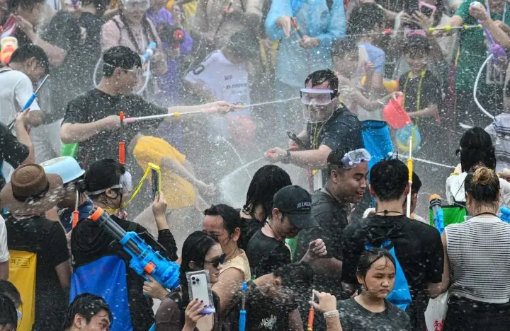 Festival Air Hainan Meriahkan Qixi, Warga Rayakan Tradisi di Baoting
