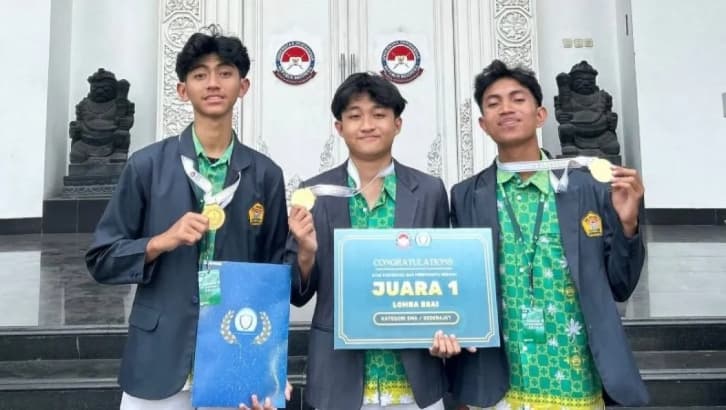 Tiga Siswa SMAN 2 Bondowoso Menjuarai Lomba Nasional lewat Inovasi BENCANAKU Berbasis AI