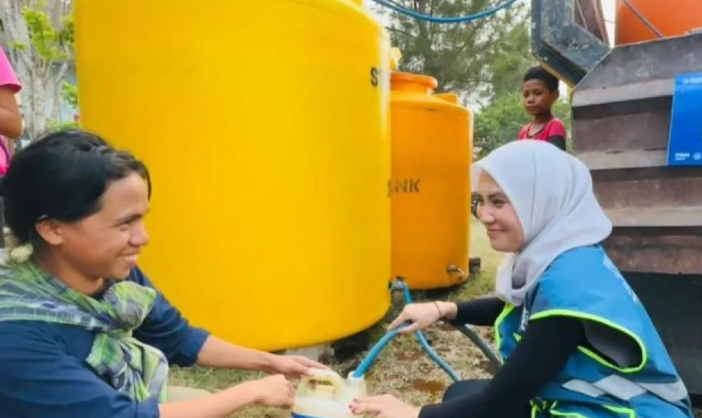 PNM Peduli Pasang Dua Toren Air untuk Penuhi Kebutuhan Pengungsi Gempa NTT