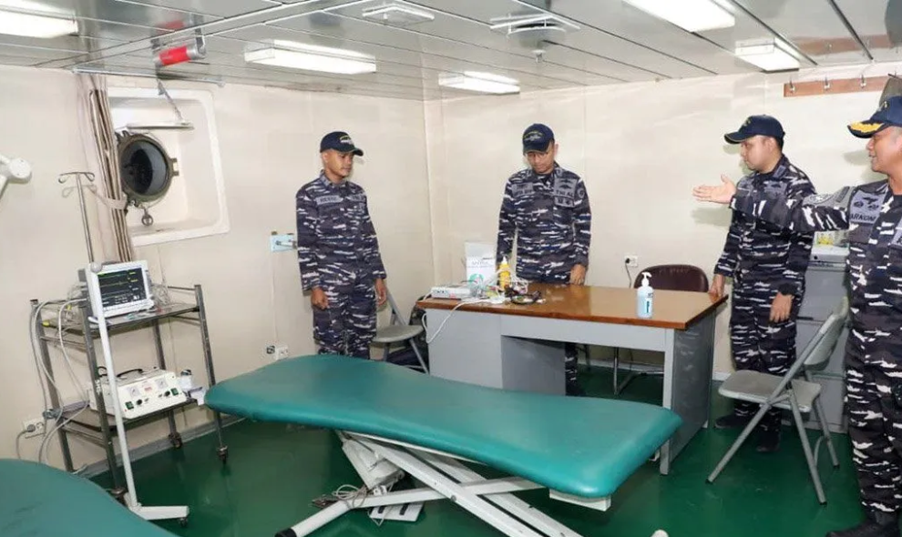 KRI dr. Soeharso Memperkuat Layanan Kesehatan Korban Gempa M 7,7 di Manggarai NTT