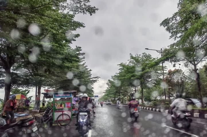 BMKG Prakirakan Cuaca Berawan hingga Hujan Mendominasi Berbagai Wilayah Indonesia pada Senin