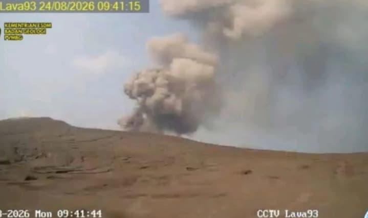 Gunung Anak Krakatau Erupsi, Kolom Abu Membubung 250 Meter di Atas Puncak