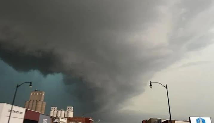 Tornado Menerjang Aude di Prancis, 41 Orang Terluka dan 300 Bangunan Rusak