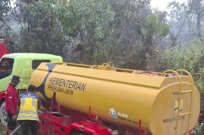 Kementerian PU Memasok Air untuk Tangani Karhutla 20 Hektare di Muaro Jambi