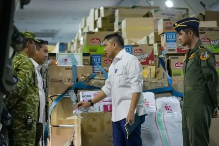 Seskab Teddy Mengawal Pengiriman 31 Ton Bantuan untuk Korban Gempa NTT