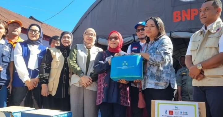 Menteri PPPA Menyalurkan Bantuan untuk Perempuan dan Anak Terdampak Gempa NTT