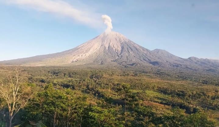 Gunung Semeru Mengalami 21 Kali Gempa Letusan dalam Enam Jam, Status Tetap Siaga