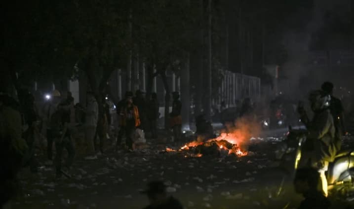 Polisi Evakuasi Lima Truk yang Dirusak Massa di Kemanggisan, Pembakaran Dibantah