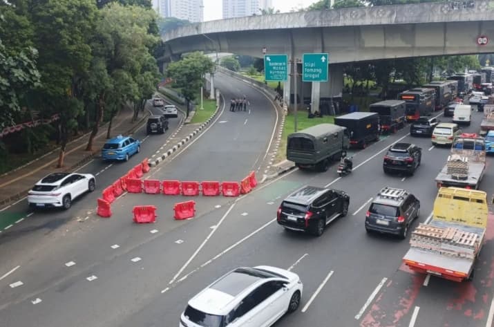 Aksi di Sekitar DPR Berdampak pada Transjakarta, Sejumlah Rute Dihentikan dan Dialihkan
